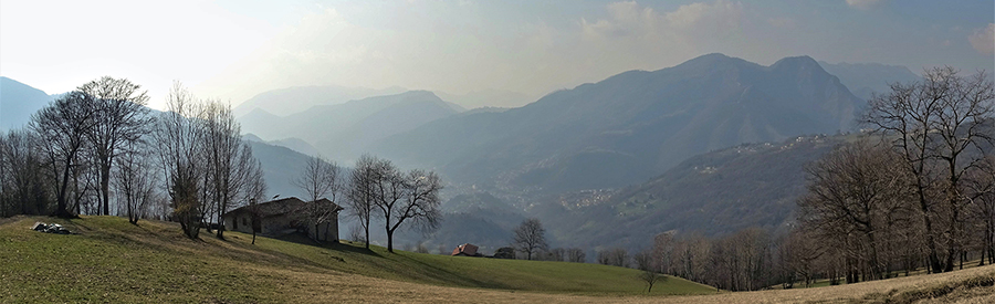Vista panoramica dalle Stalle Foldone sulla conca di Zogno